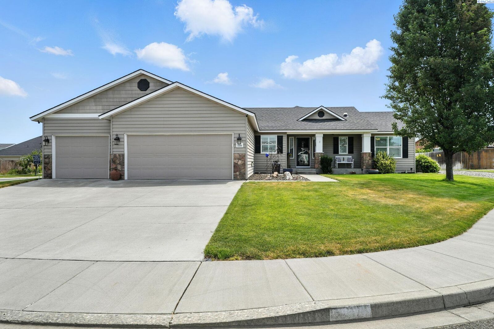 Property Photo:  1500 S 56th Ct.  WA 99353 