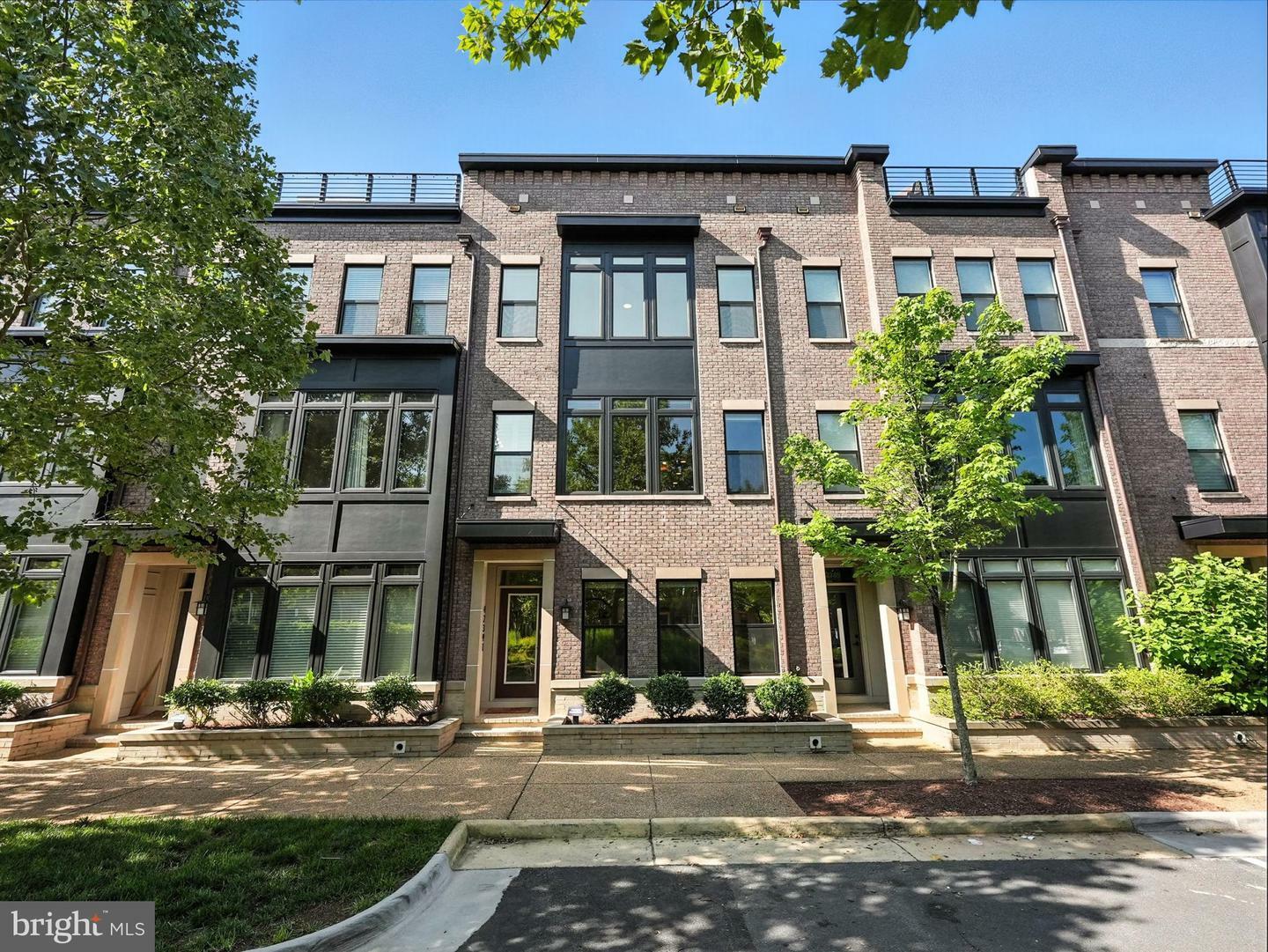 Property Photo: 42391 Willow Creek Way VA 20148