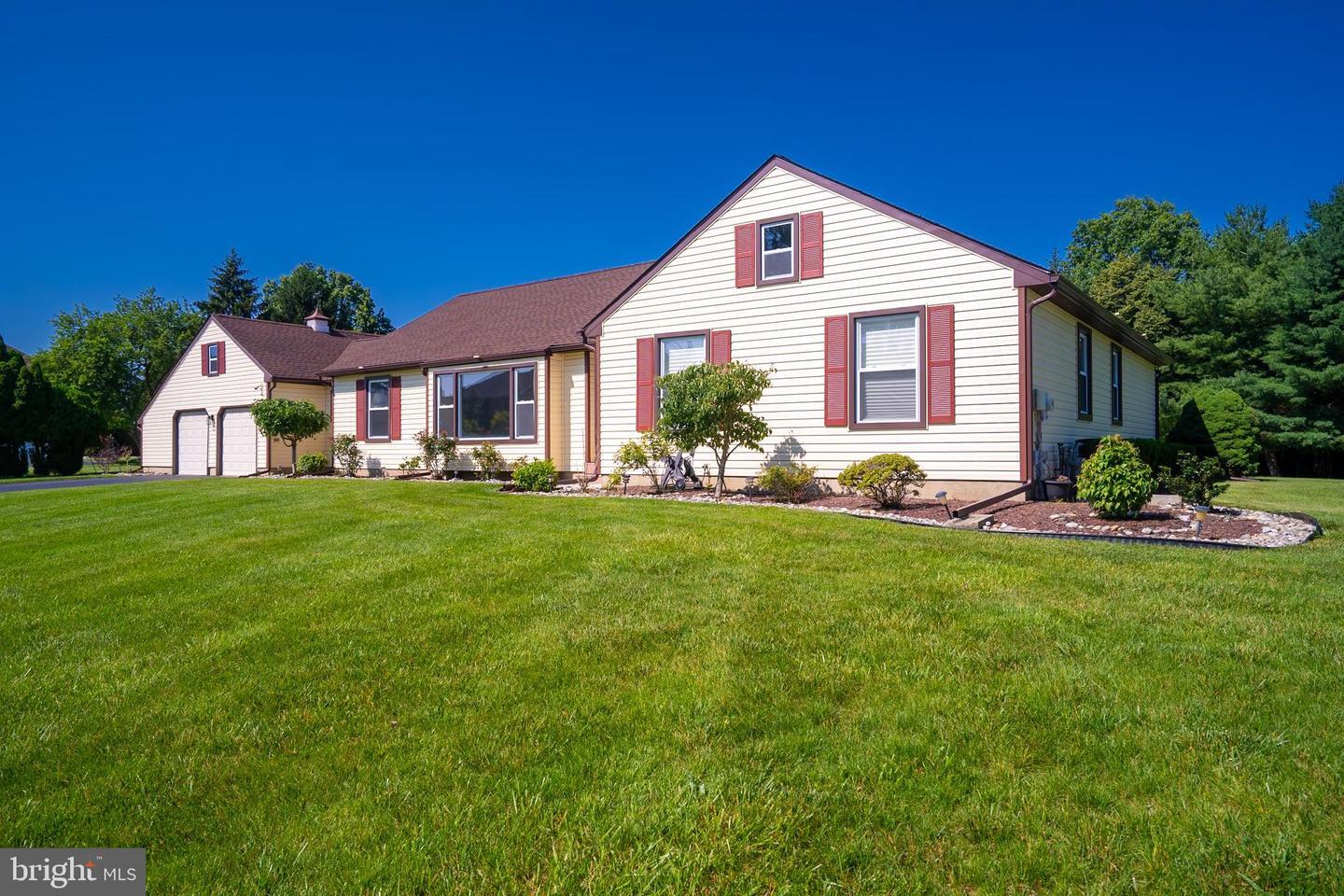 Property Photo:  5 Glengarry Way  NJ 08550 