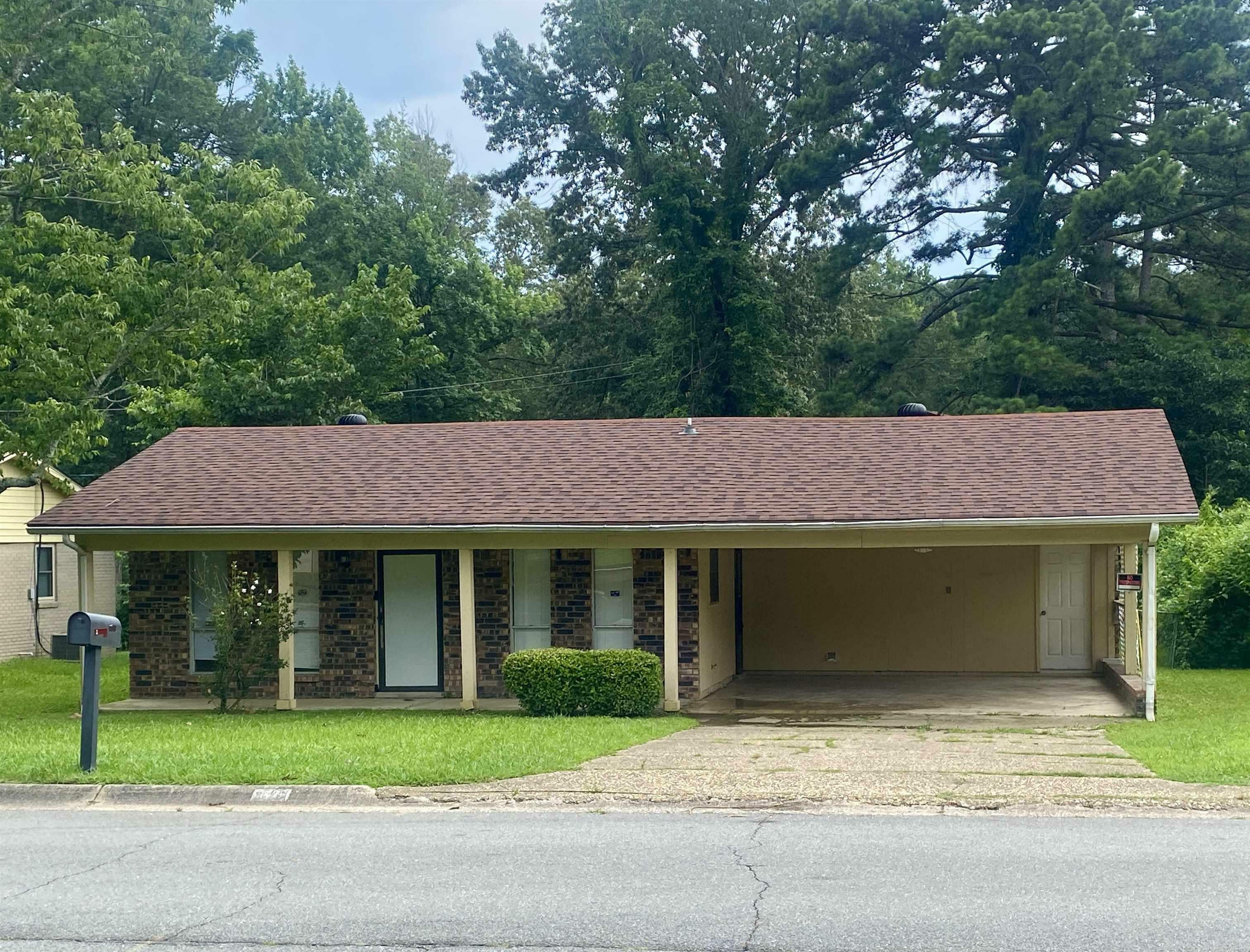 Property Photo: 9425 Labette Dr AR 72205