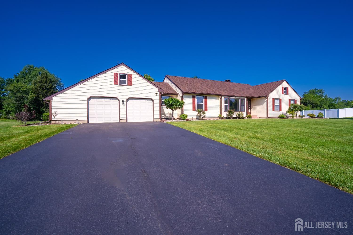 Property Photo:  5 Glengarry Way  NJ 08550 