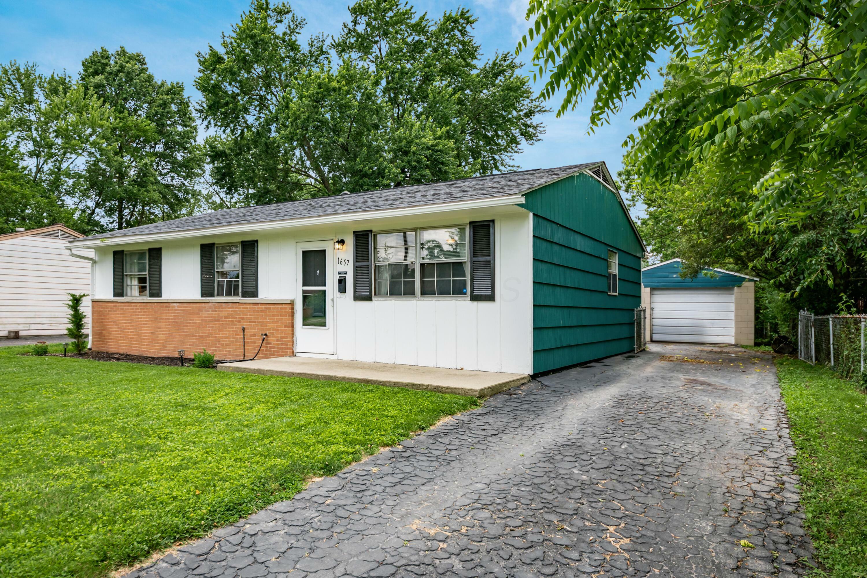 Property Photo: 1657 Wilton Drive OH 43227