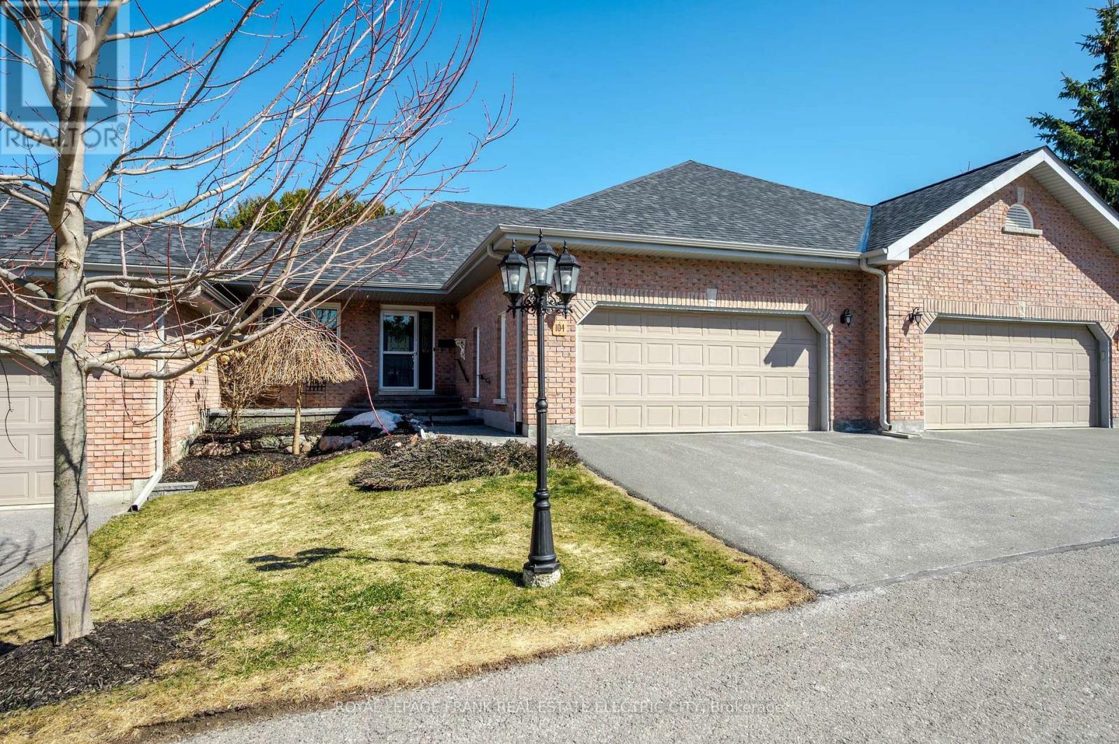 Property Photo: 1742 Ravenwood Drive 104 ON K9J 6N4