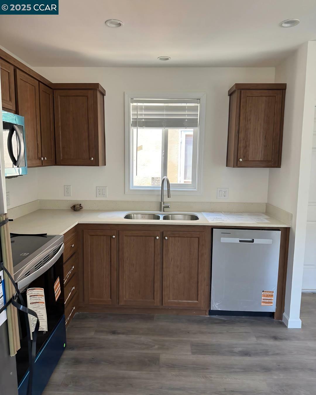Property Photo: 414 N School St CA 95240