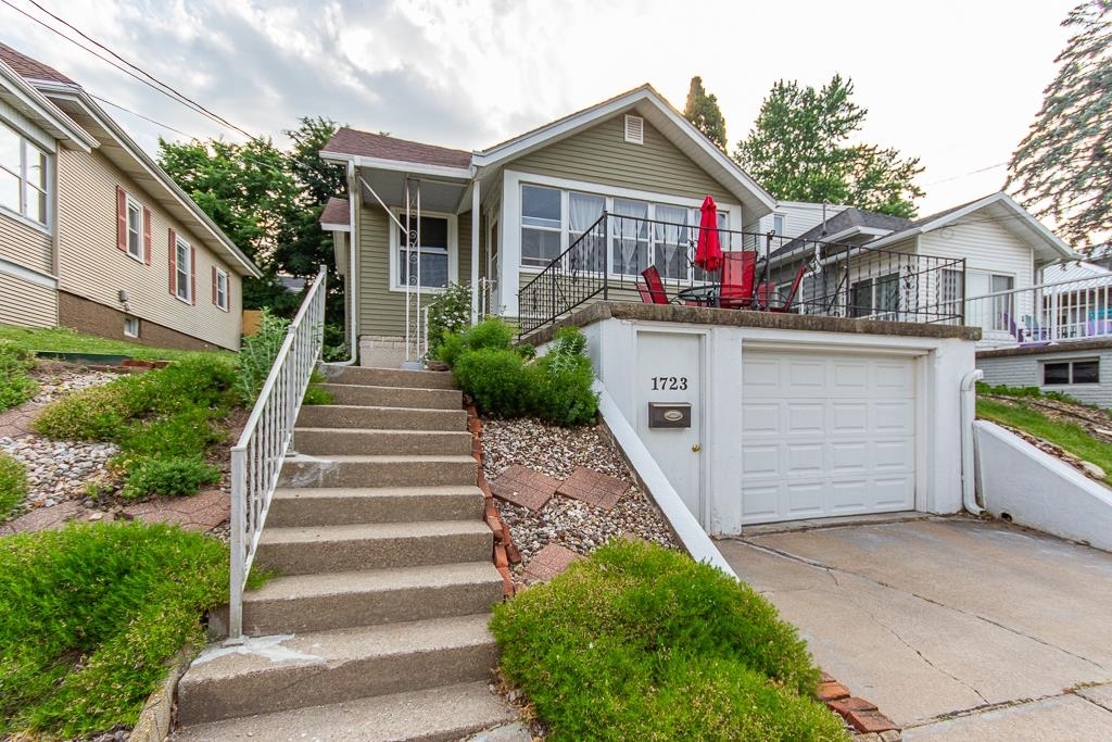 Property Photo:  1723 Lawndale Street  IA 52001 