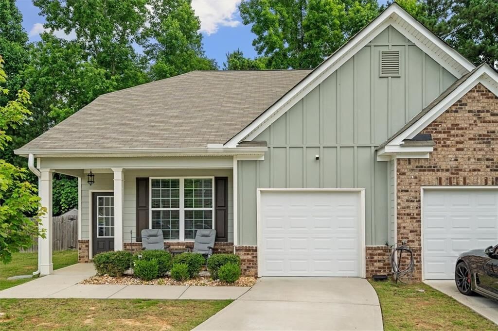 Property Photo: 560 Vandenburg Drive GA 30180