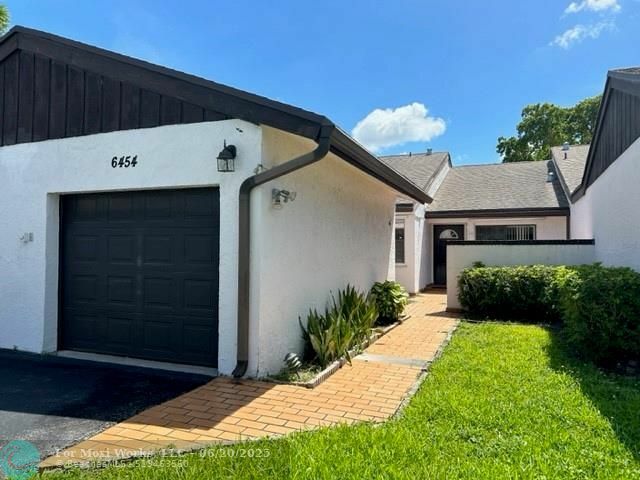 Property Photo: 6454 Pinehurst Cir E. D27 FL 33321