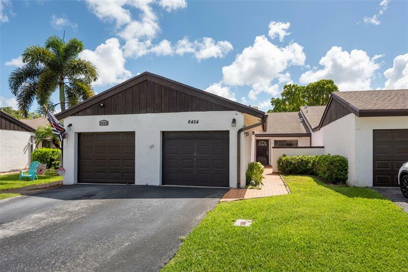 Property Photo:  6454 Pinehurst Cir E. D27  FL 33321 