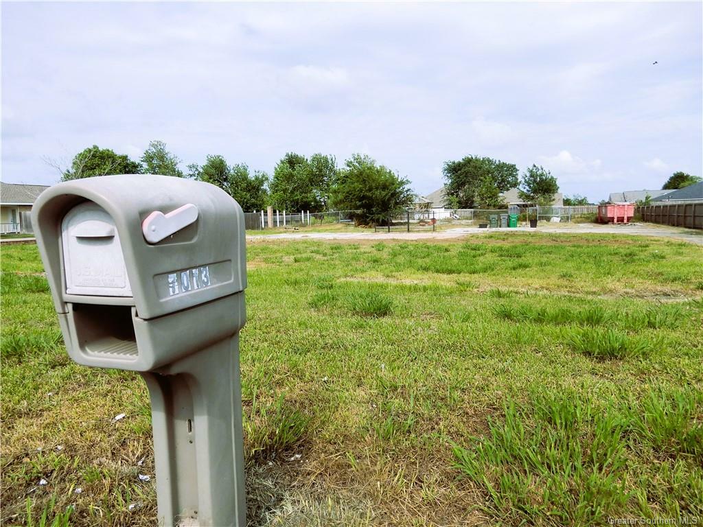 Property Photo: 7013 Windmill Lane LA 70605