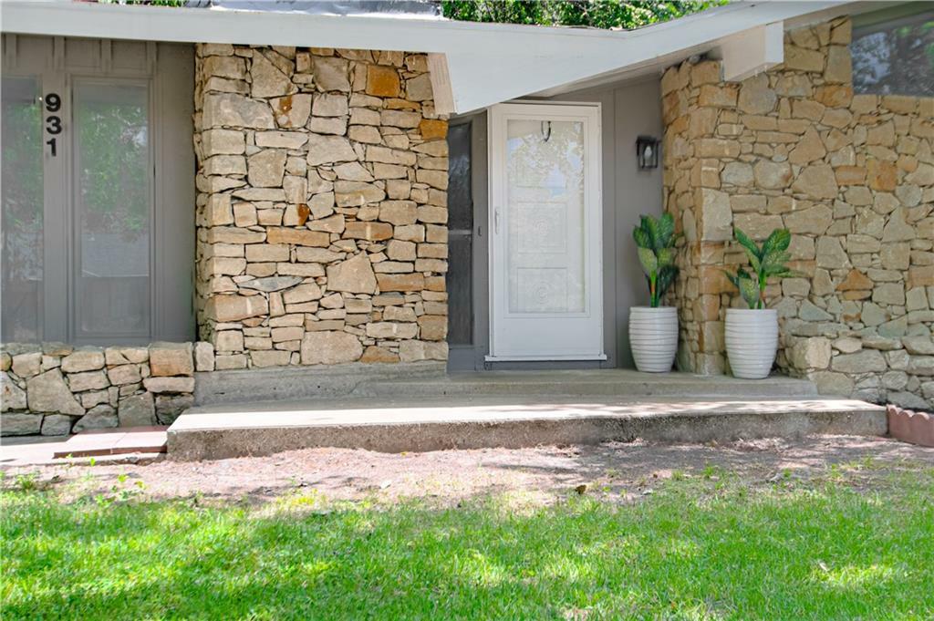 Property Photo:  931 Valley Lane  MO 64150 