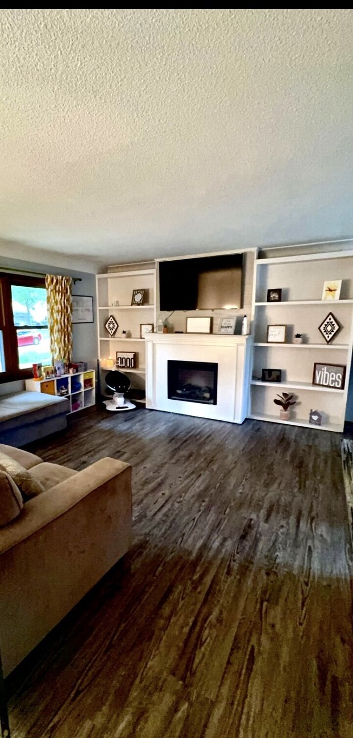 Property Photo: 815 Knob Hill Drive IA 50317