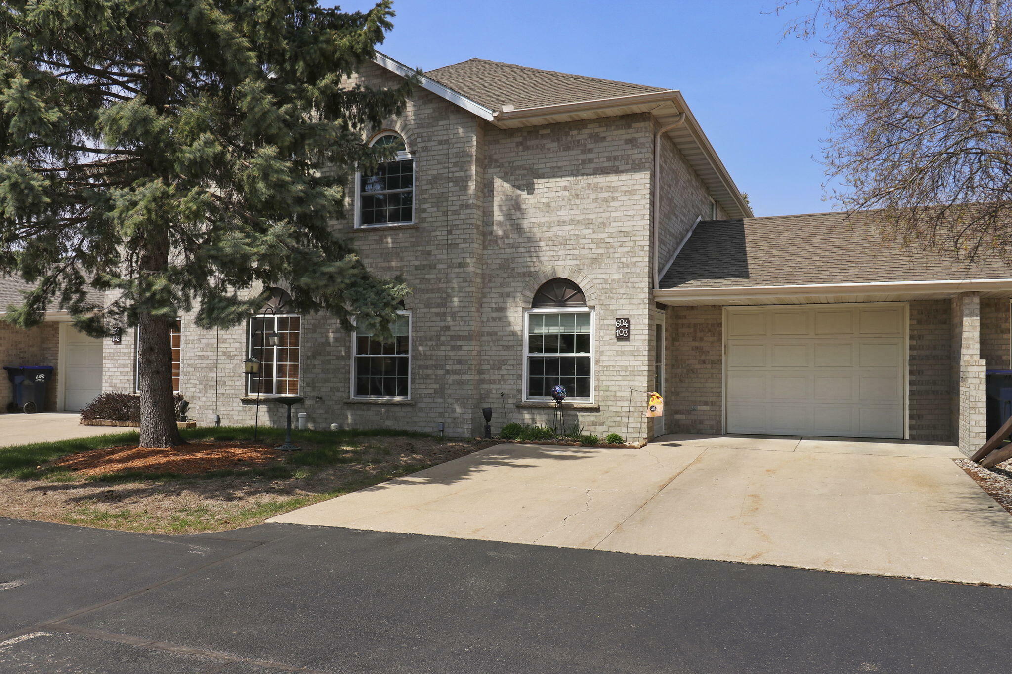 Property Photo: 604 E Market St 103 WI 53121
