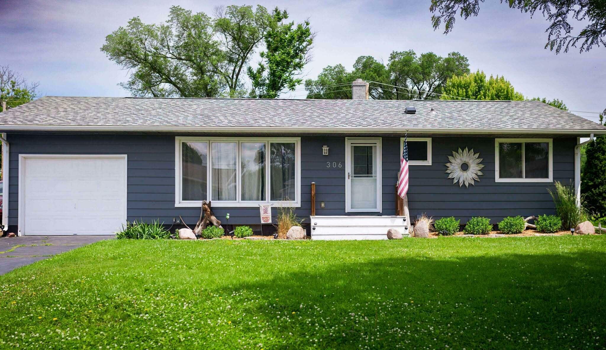Property Photo: 306 4th St MN 55947