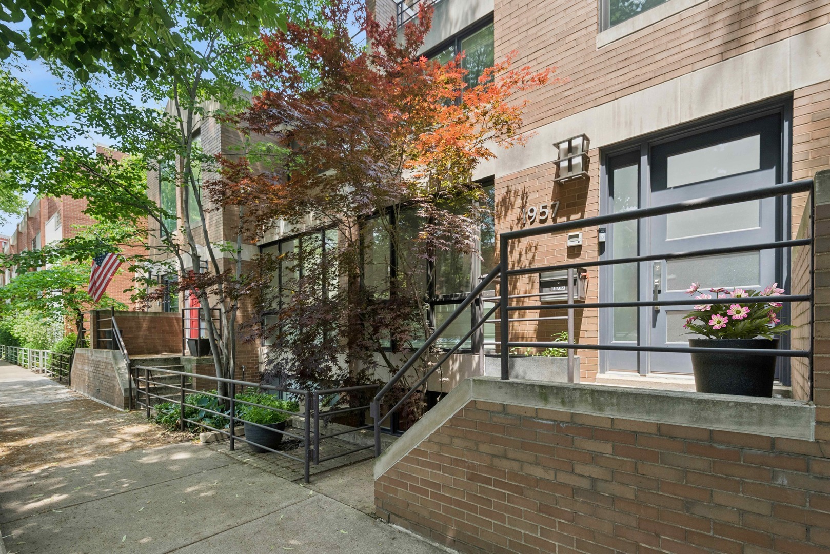 Property Photo: 1957 N Maud Avenue IL 60614
