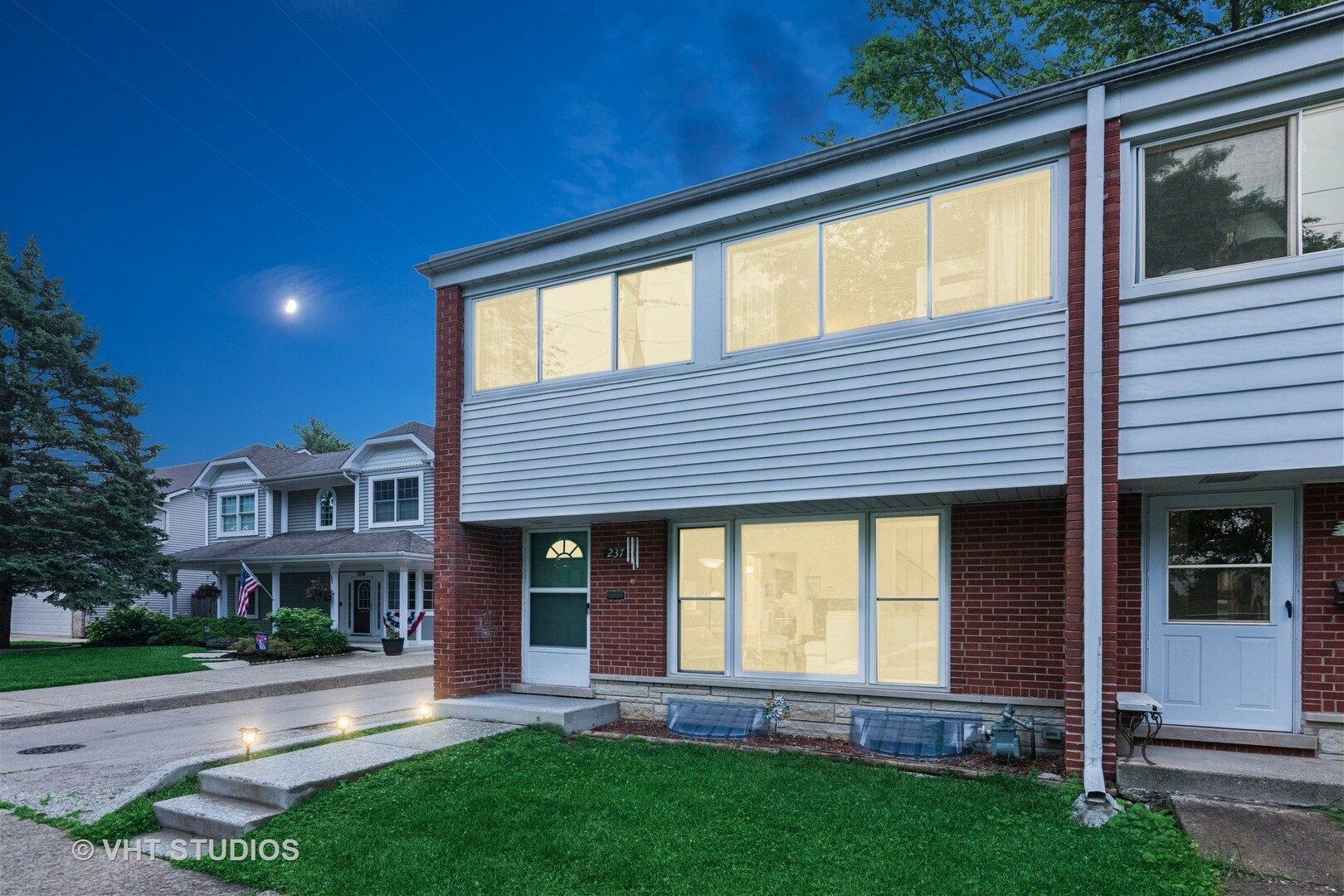 Property Photo: 237 S Edgewood Avenue IL 60148