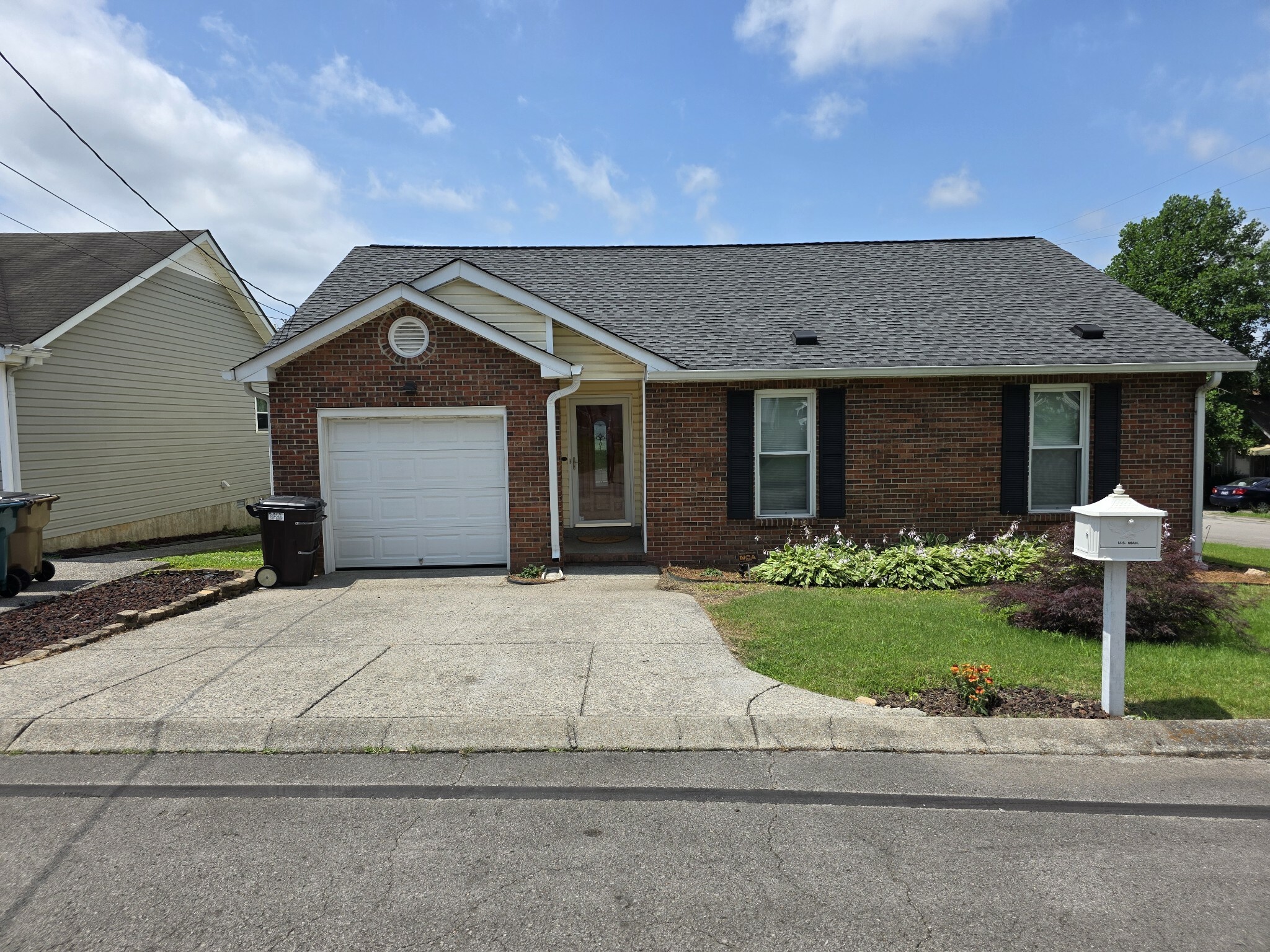 Property Photo: 400 Elaine Ct TN 37115