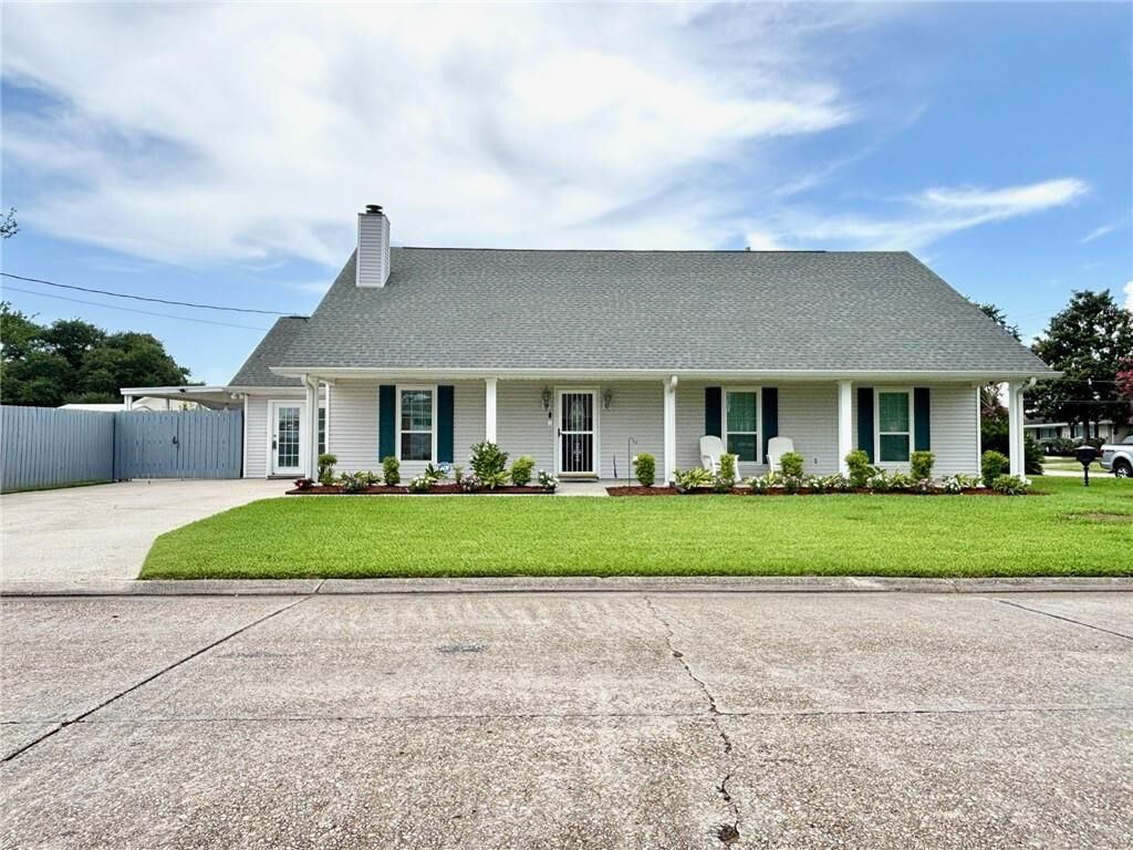 Property Photo: 1301 Avenue F LA 70072