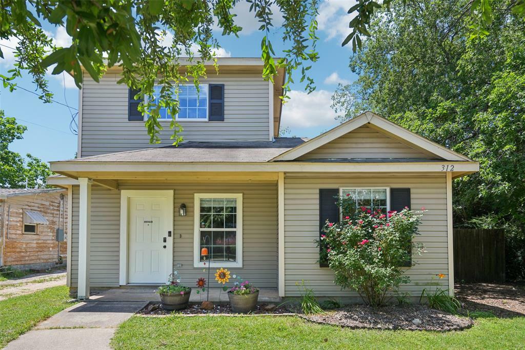 Property Photo: 312 Robertson Street TX 76205