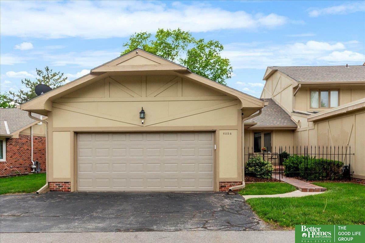Property Photo: 6024 Oakcrest Plaza 13 NE 68137