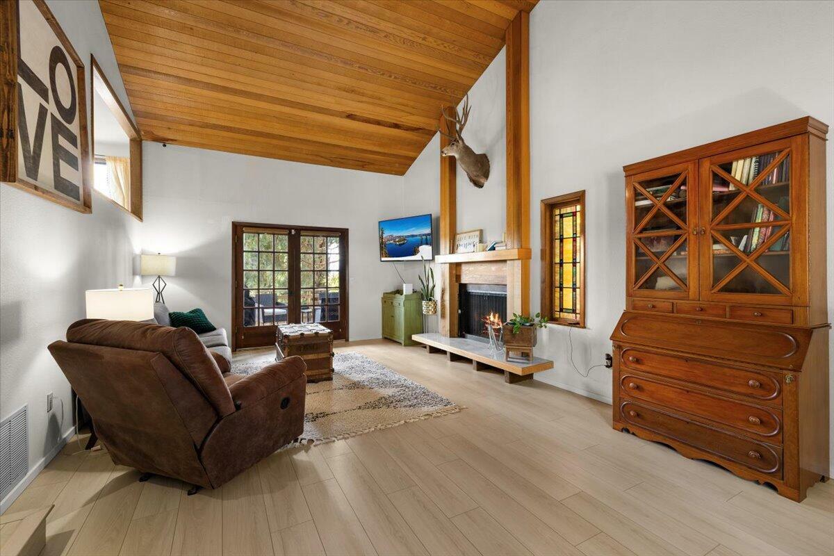 Property Photo: 956 NE Beacon Drive OR 97526