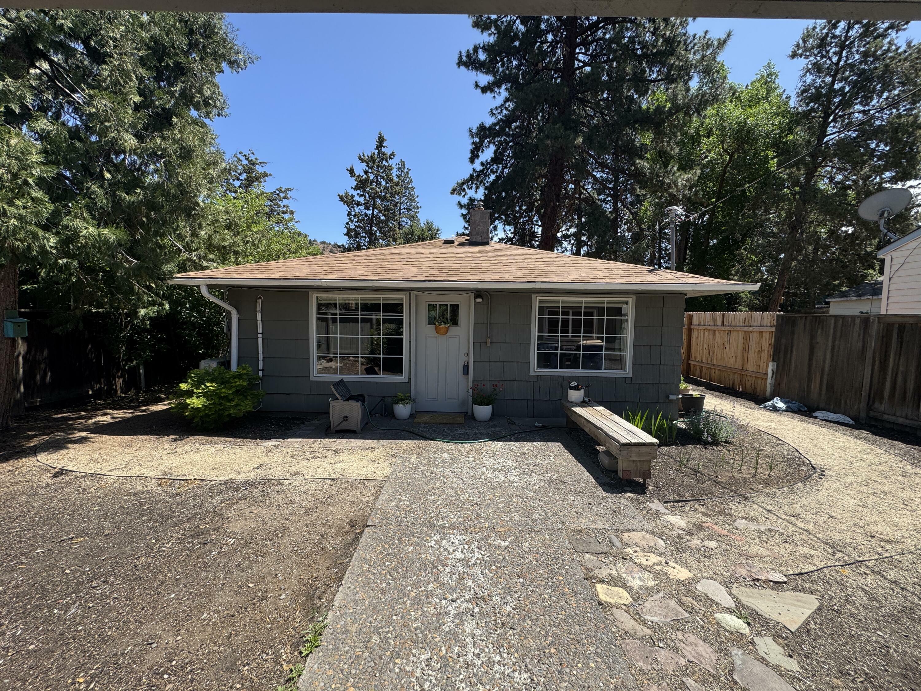 Property Photo:  718 NE 9th Street  OR 97701 