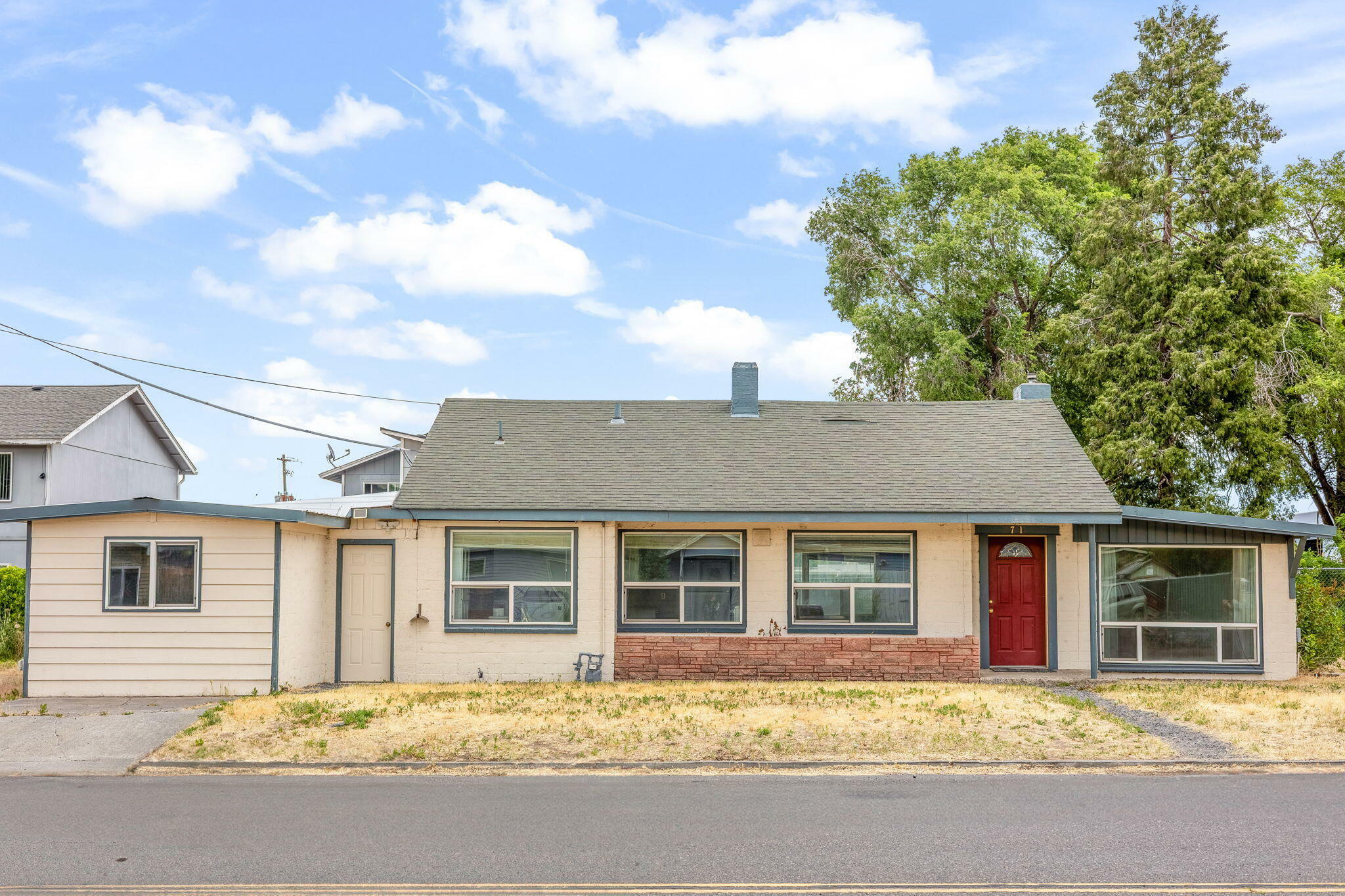 Property Photo: 71 SW 2nd Street OR 97741
