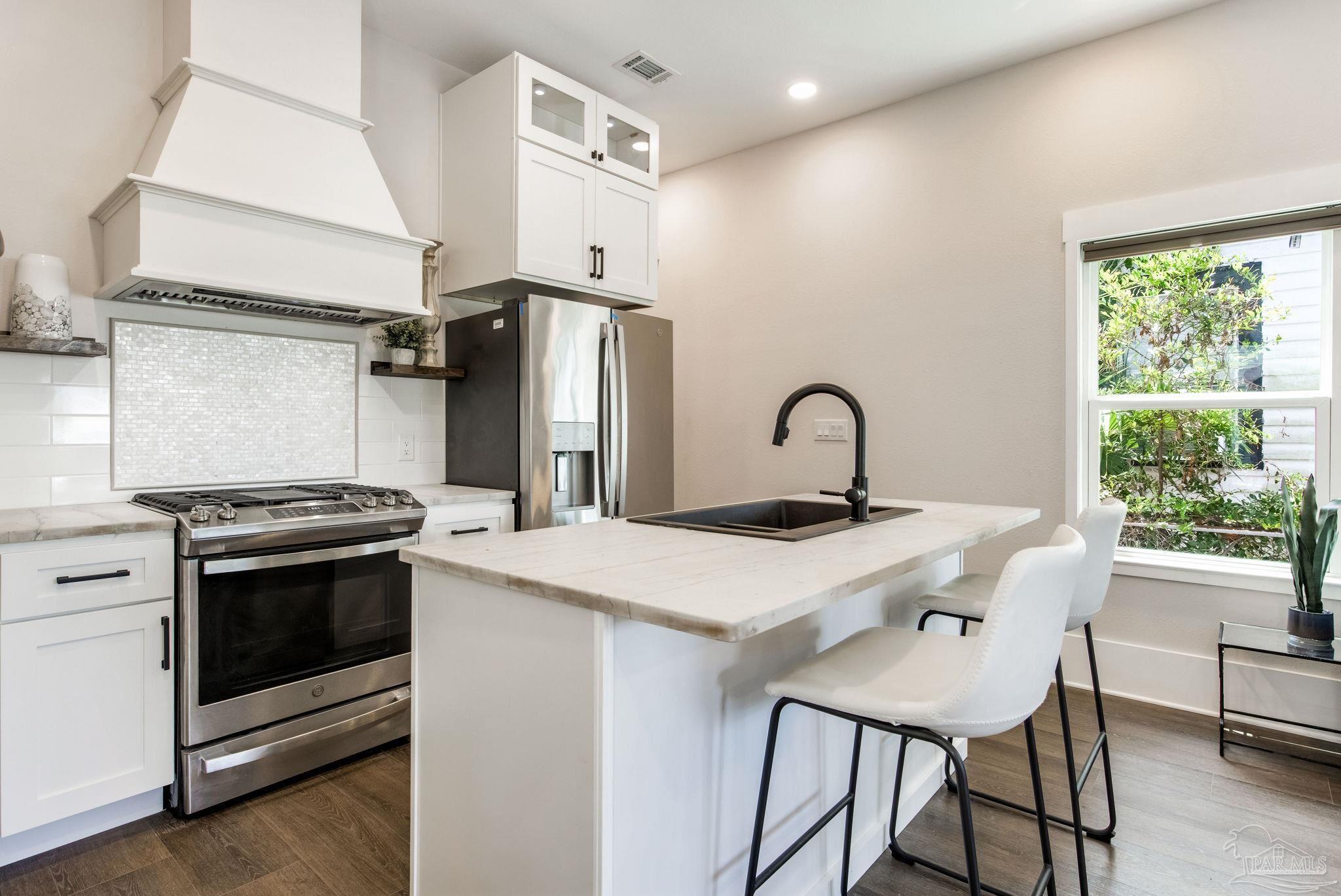 Property Photo: 1206 N 7th Ave FL 32503