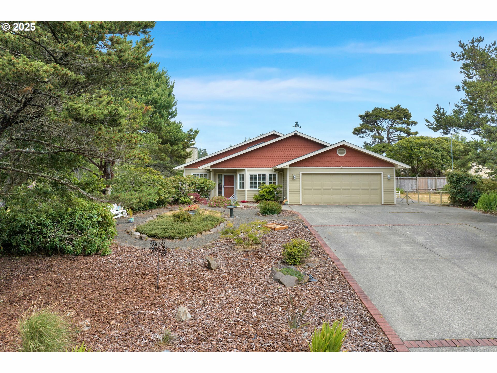Property Photo: 88605 Nautilus Ct OR 97439