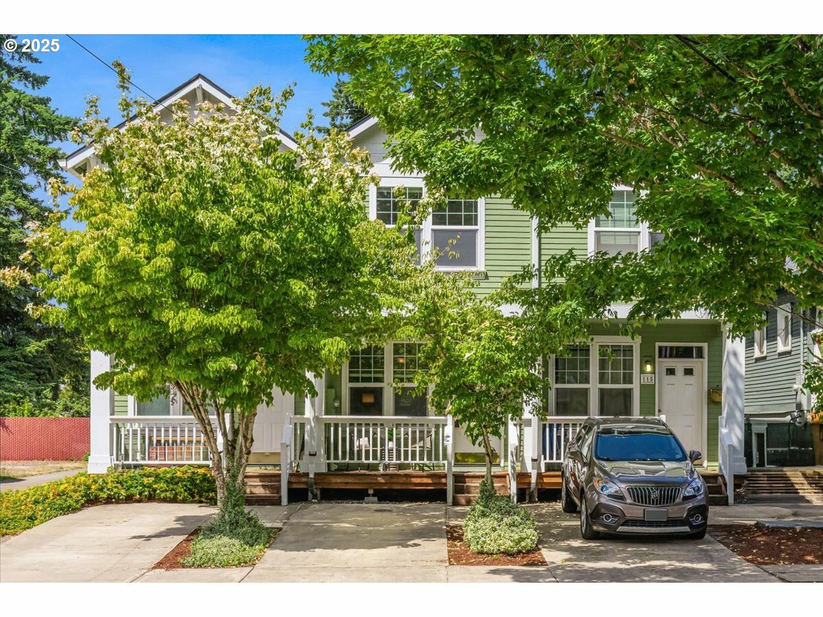 Property Photo:  121 SE 8th Ave  OR 97123 