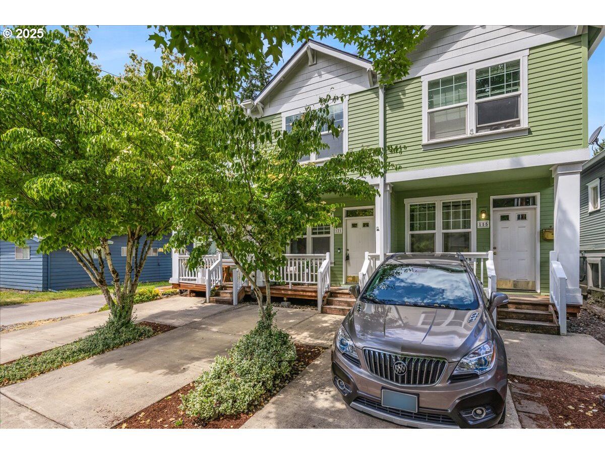 Property Photo:  121 SE 8th Ave  OR 97123 