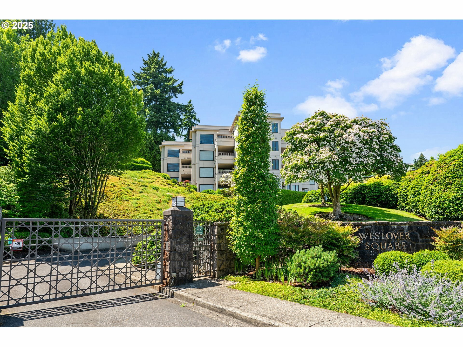 Property Photo: 766 NW Westover Sq OR 97210