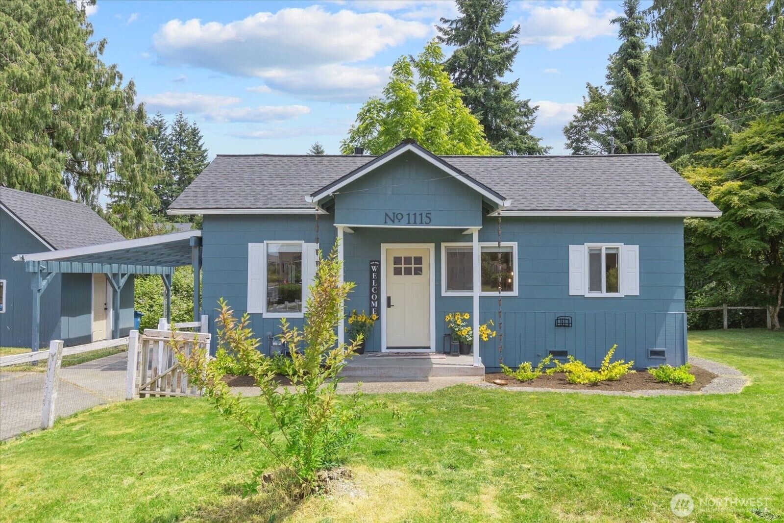 Property Photo: 1115 Avenue A WA 98290