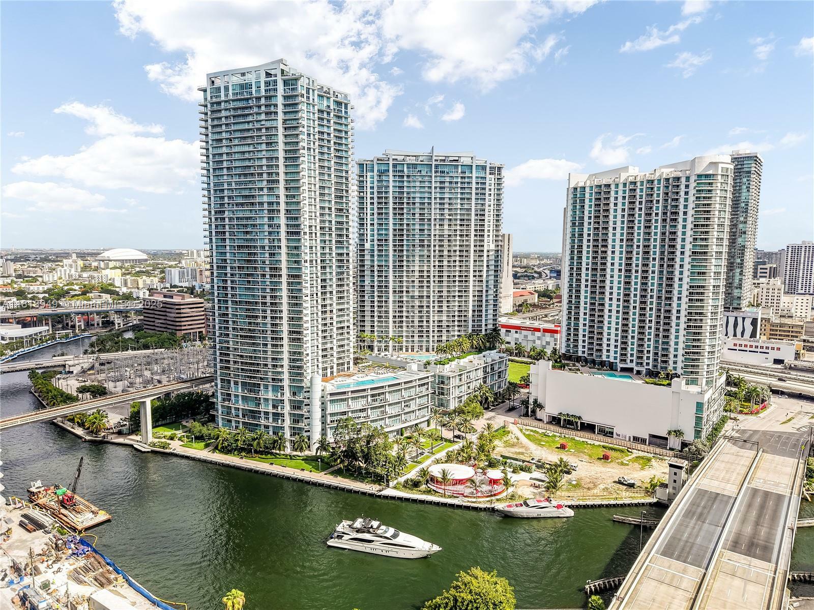 Property Photo: 90 SW 3rd St 4011 FL 33130