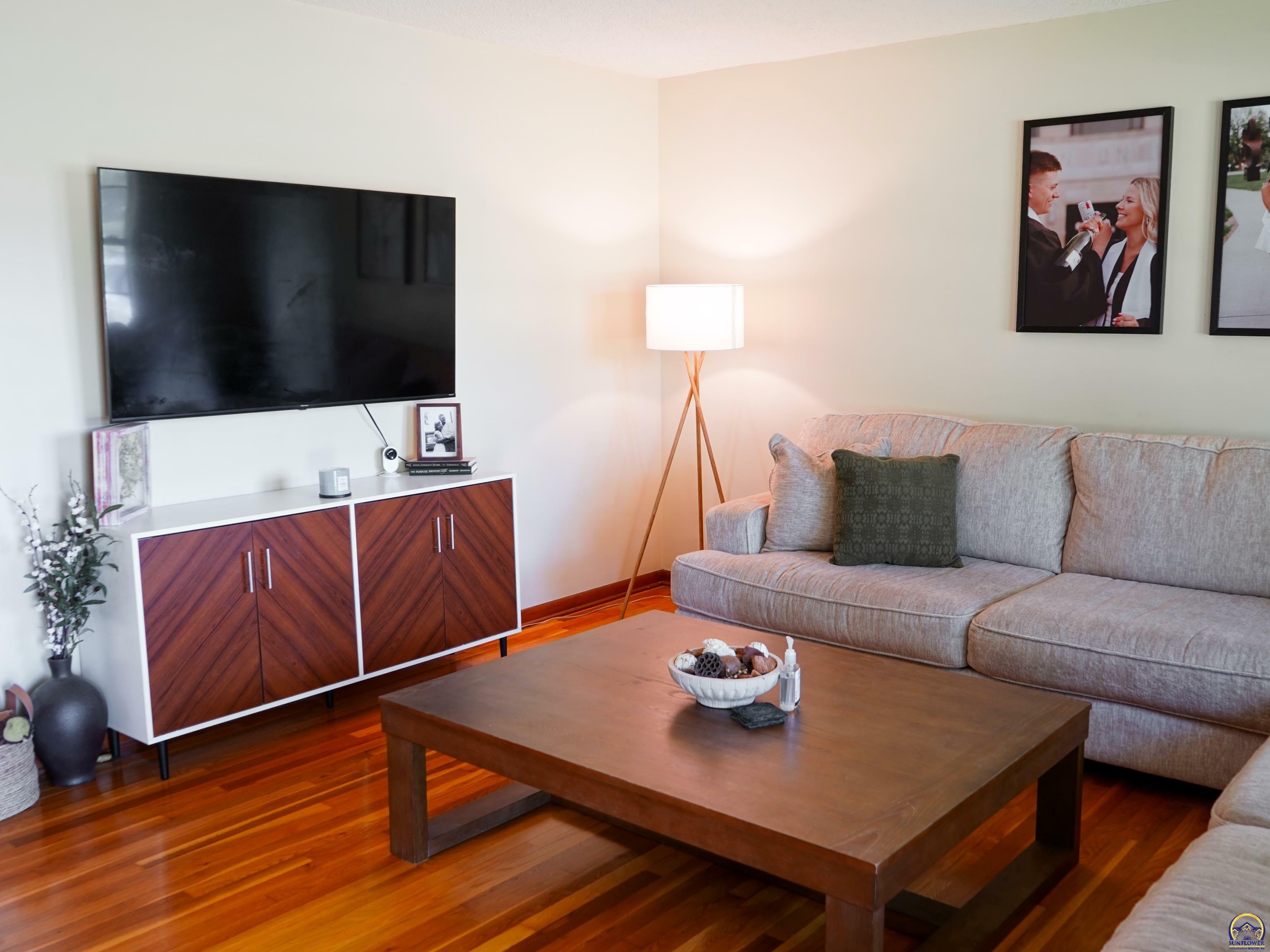 Property Photo:  3108 SW Arnold Ave  KS 66614 
