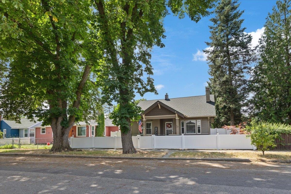 Property Photo: 816 E Liberty Ave WA 99207