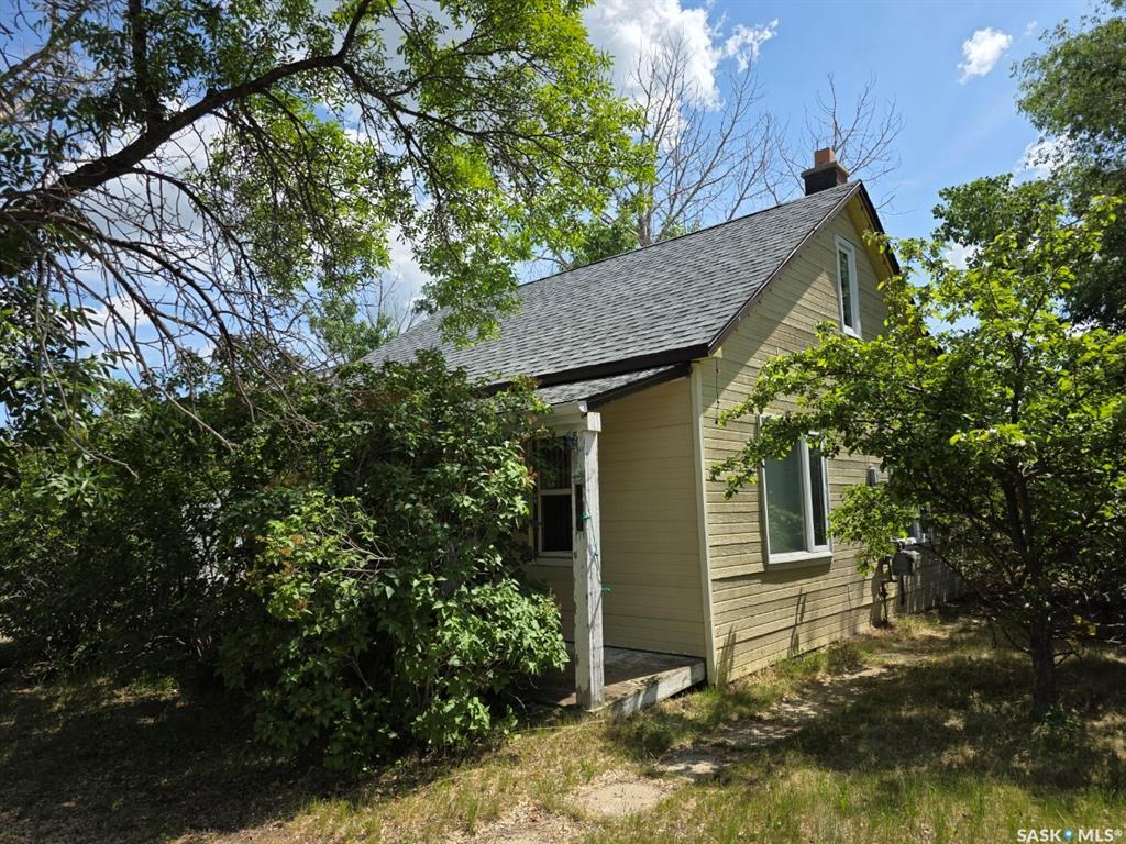 Property Photo: 137 3rd Street W SK S0N 1Z0
