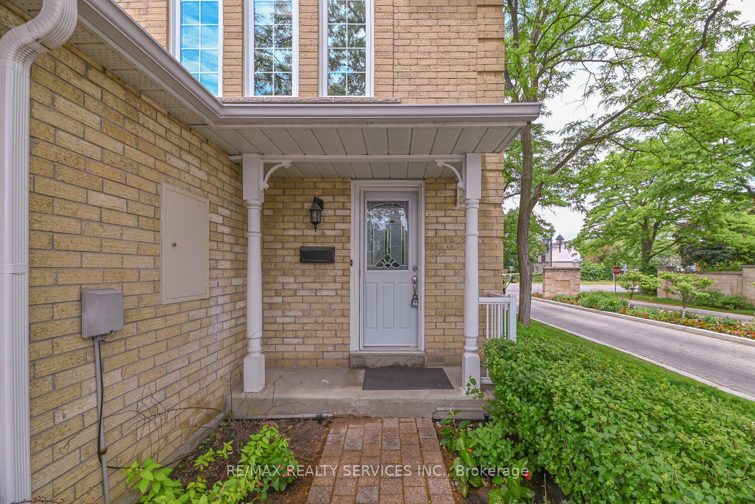 Property Photo:  110 Heathcliffe Square 6  ON L6S 5R1 