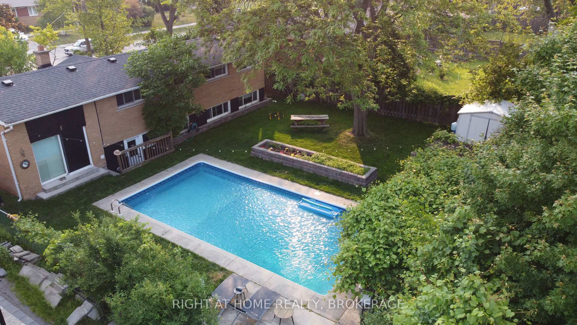 Property Photo: 423 Scarsdale Crescent ON L6L 3W6