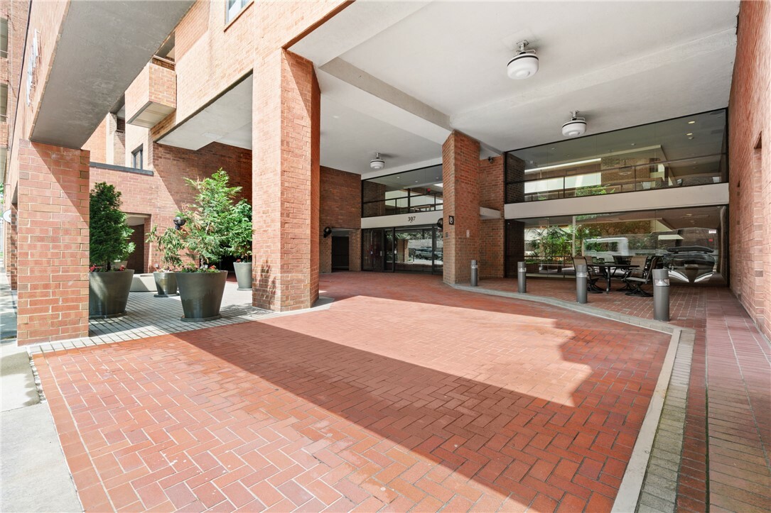 Property Photo: 307 S Dithridge St 207 PA 15213