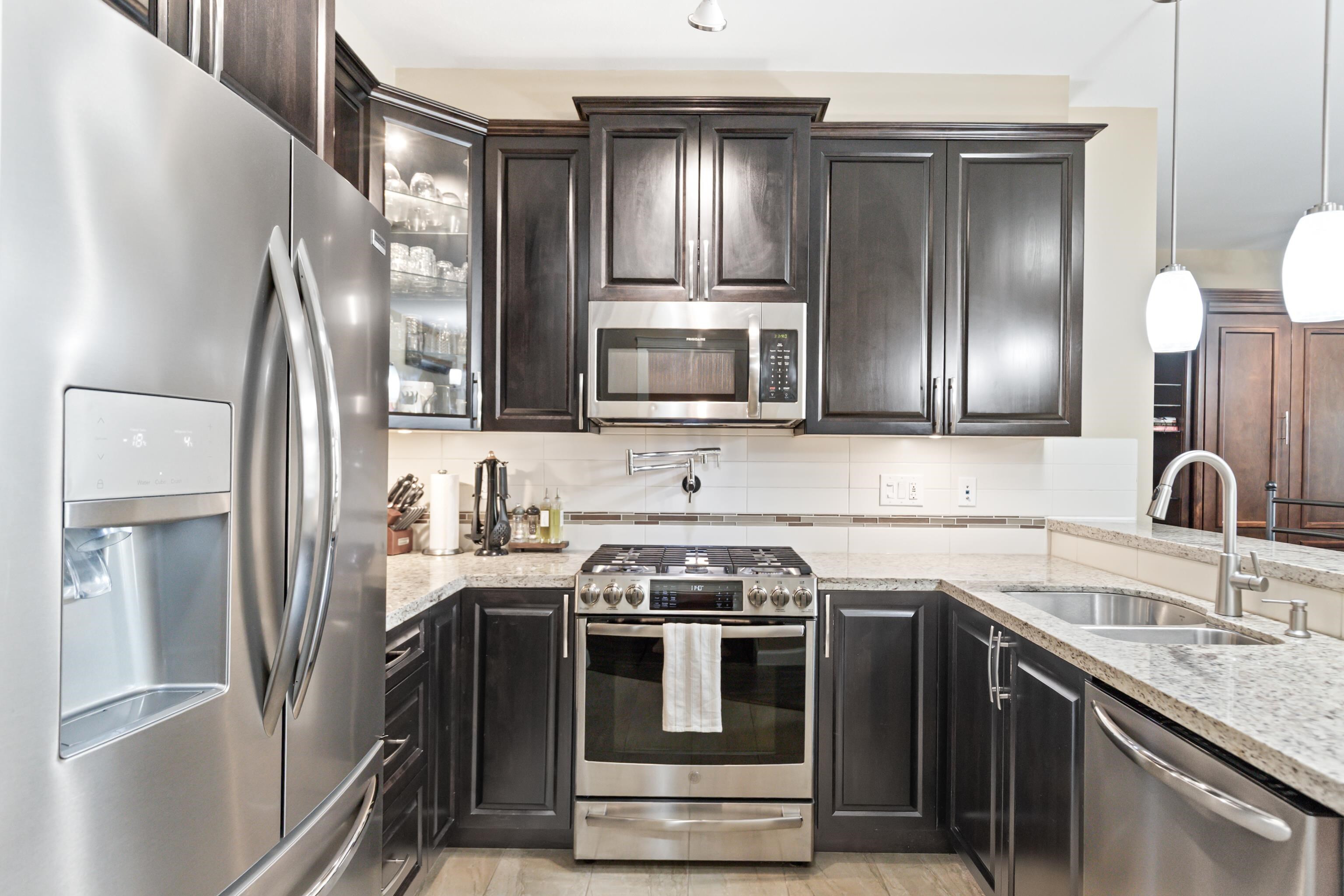 Property Photo:  32445 Simon Avenue 504  BC V2T 0G7 