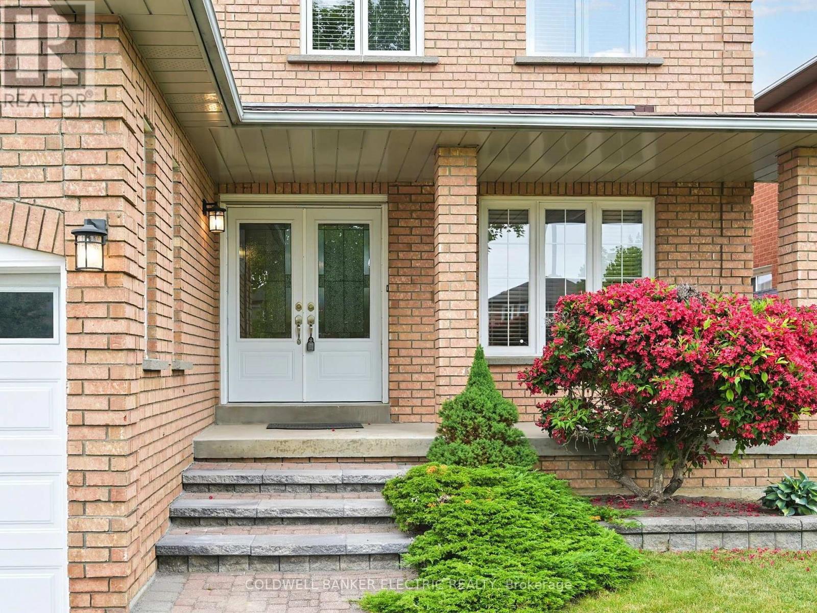 Property Photo:  41 Falstaff Crescent  ON L1R 1W3 