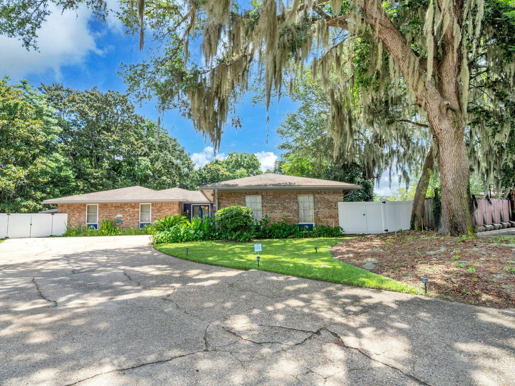 Property Photo: 333 Jonquil Circle FL 32548
