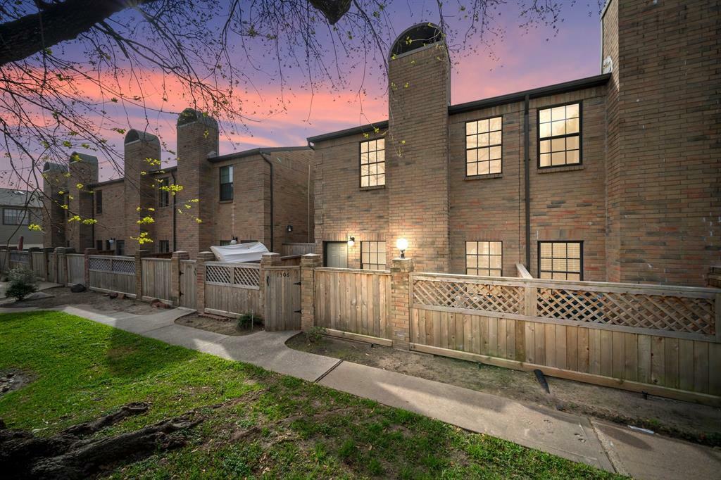Property Photo: 9850 Pagewood Lane 1306 TX 77042