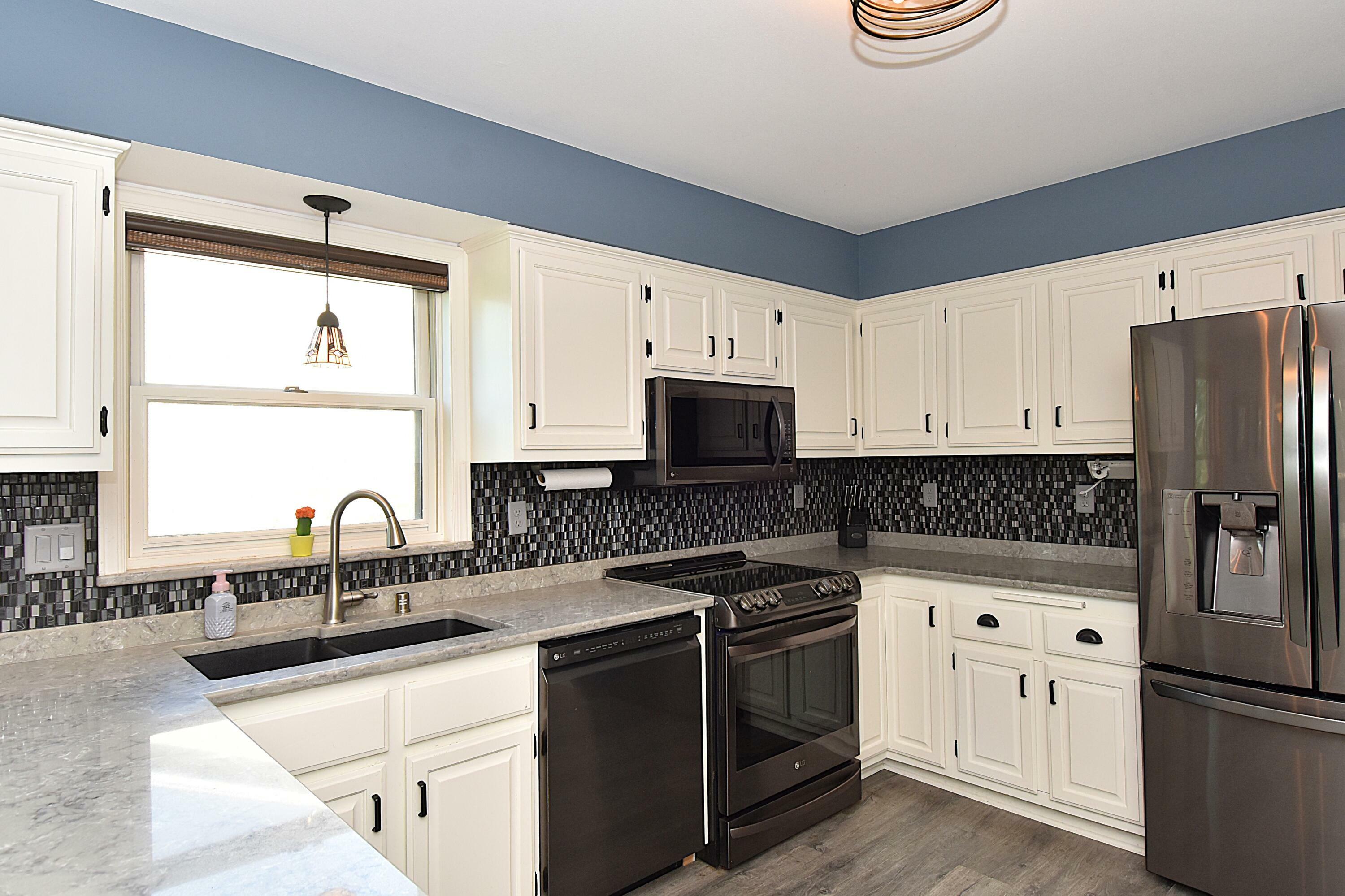 Property Photo: 1232 Sunnyridge Rd WI 53072