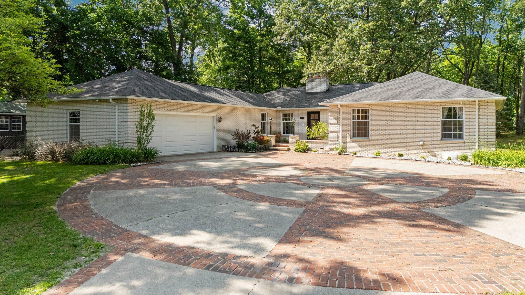 Property Photo: 265 Glazier Road MI 48118