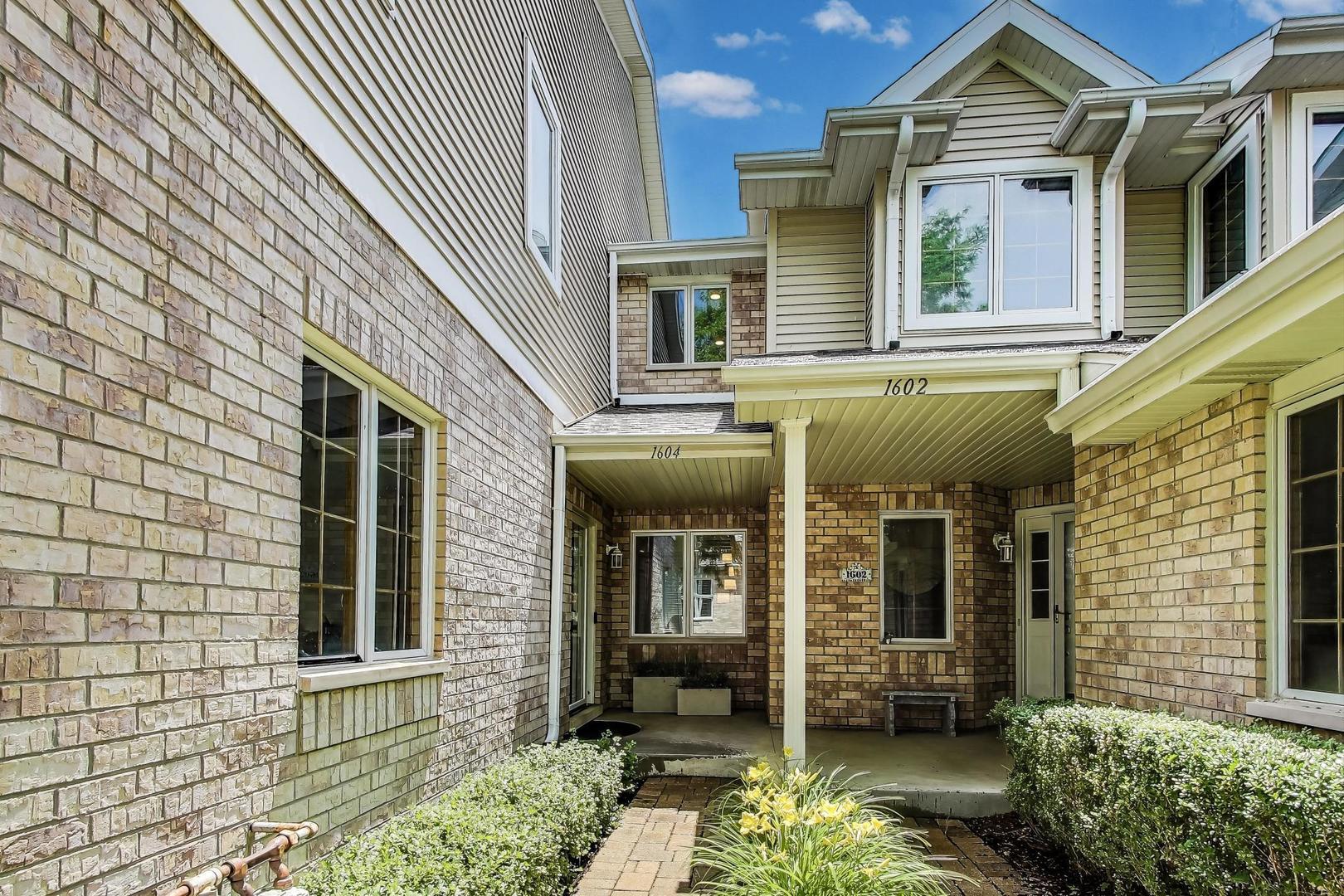 Property Photo: 1604 Park Ridge Point IL 60068