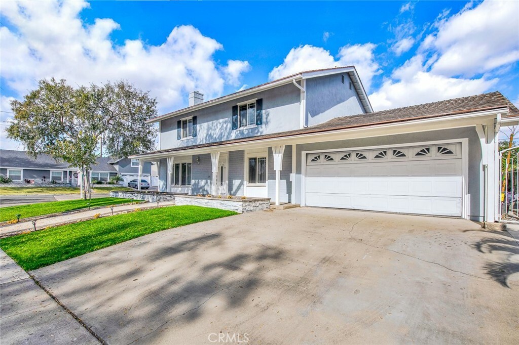 Property Photo: 2903 E Collyer Lane CA 92806
