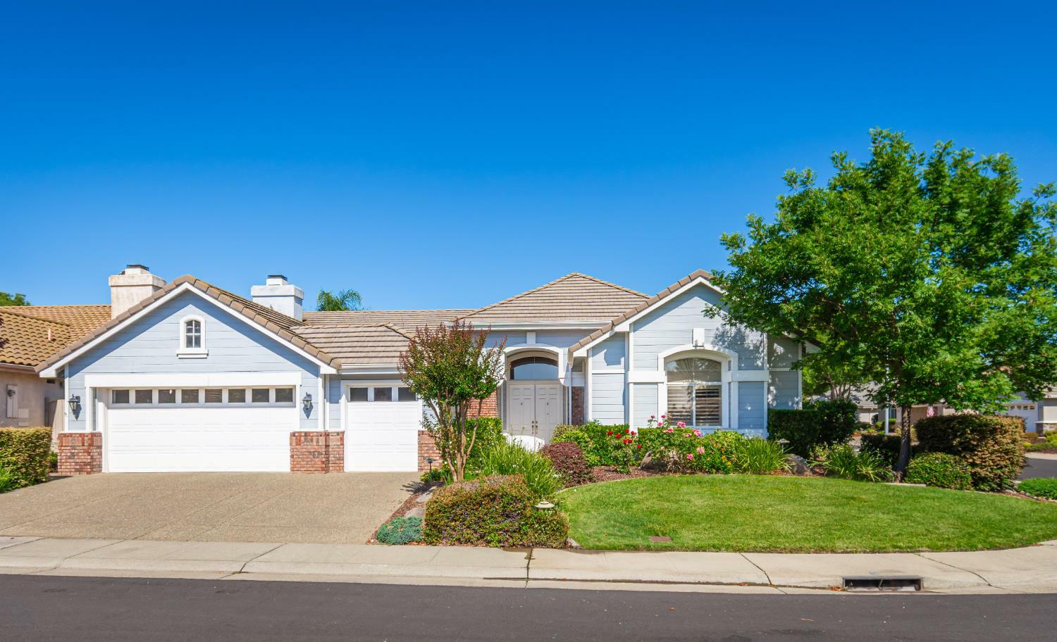 Property Photo: 300 Roundhill Court CA 95747