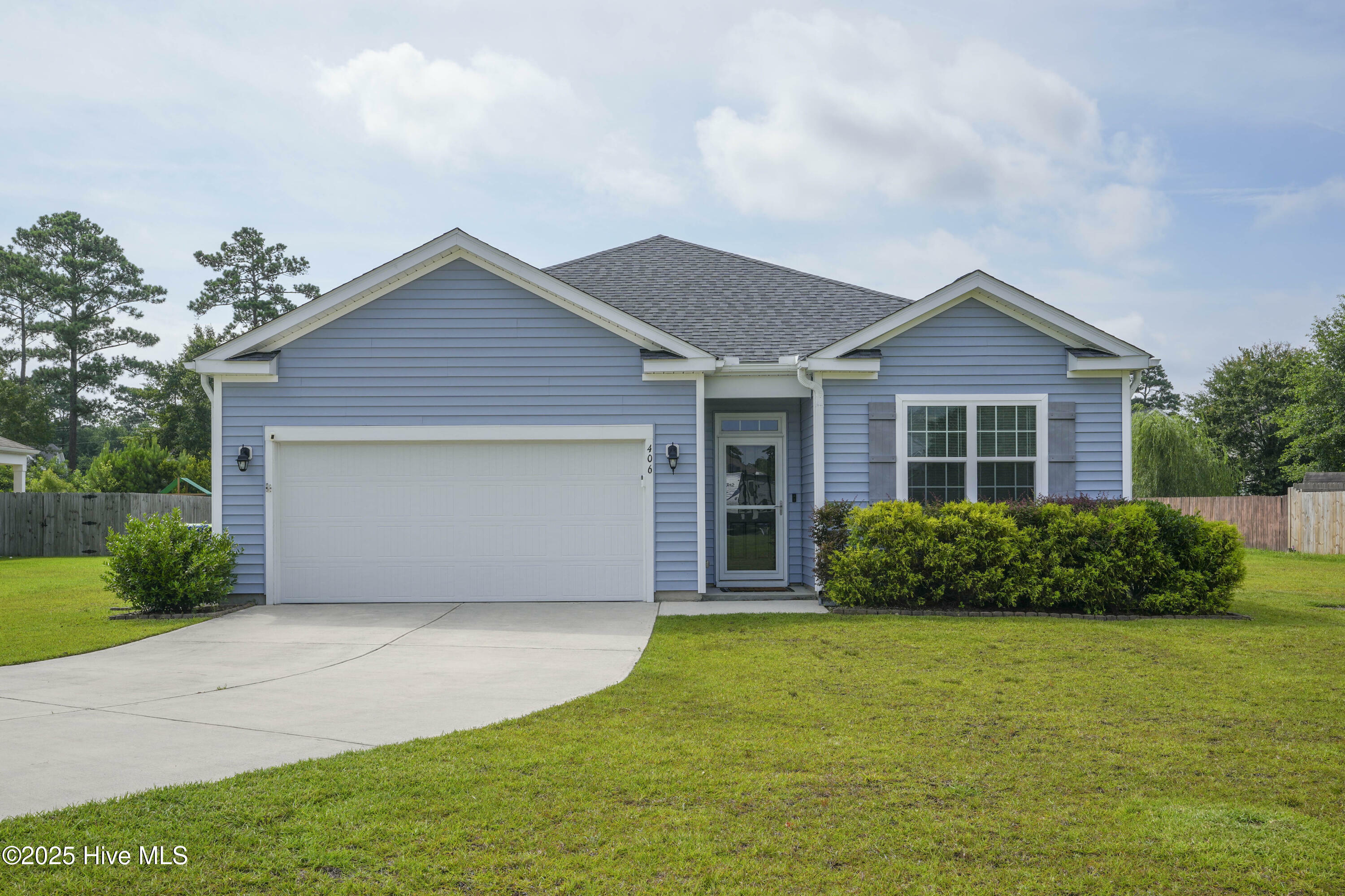 Property Photo: 406 Saxby Way NC 28445