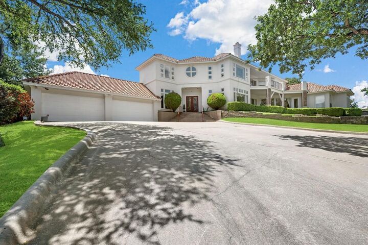 Property Photo: 2318 Stone Bridge Drive TX 76006
